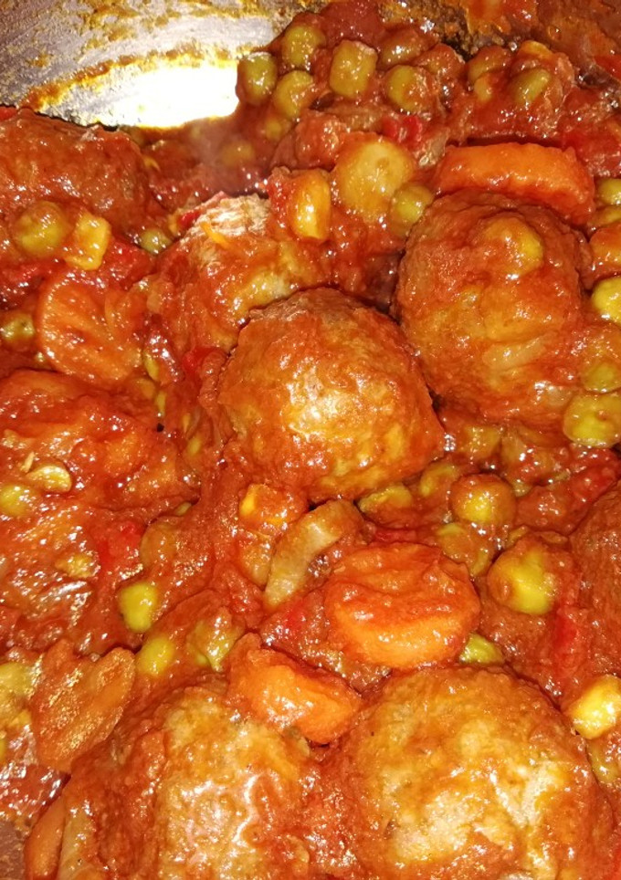 Una foto de Albóndigas con tomate y verduras
