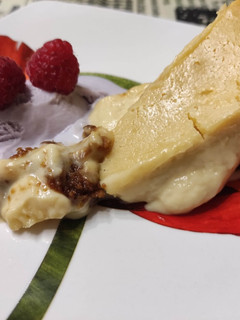 Una foto de Tarta fluida de chocolate blanco con base de galletas Lotus y helado de violetas
