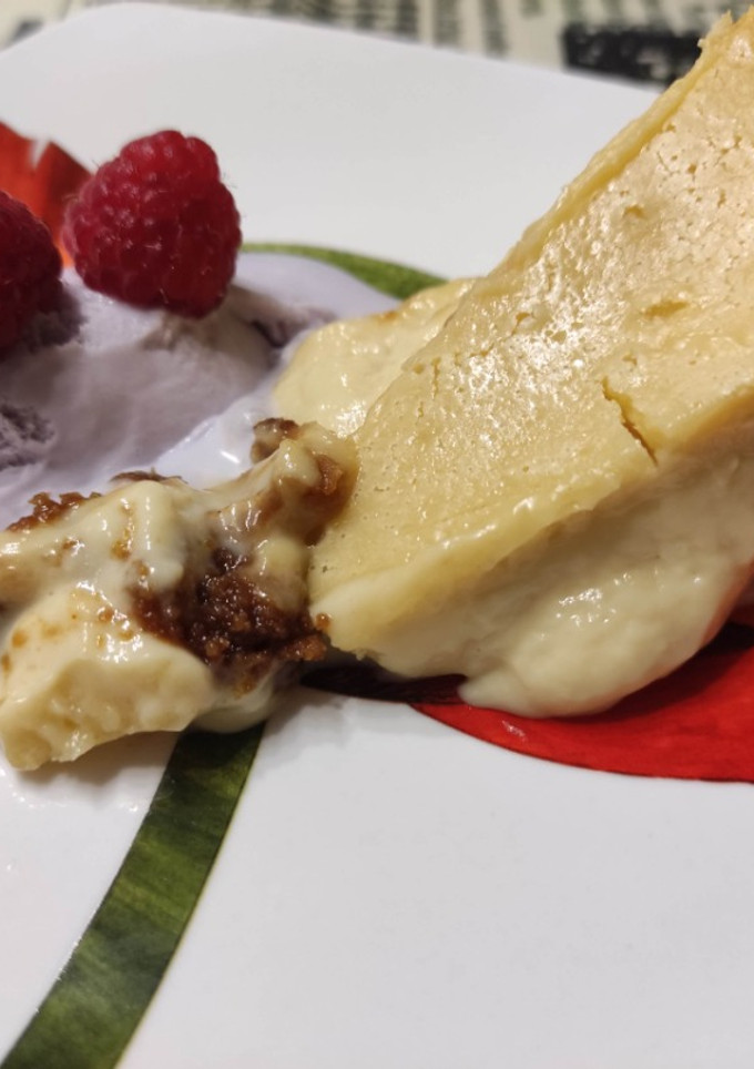Una foto de Tarta fluida de chocolate blanco con base de galletas Lotus y helado de violetas