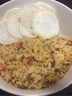 Una foto de Arroz Frito de Huevo y Atún, Nabo dulce