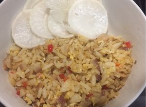 Una foto de Arroz Frito de Huevo y Atún, Nabo dulce