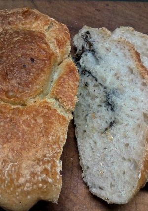 Una foto de Pan de pesto y masa madre