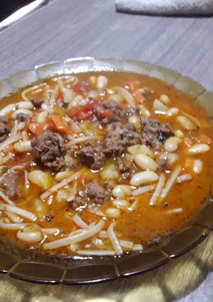 Una foto de Guiso de carne picada con porotos manteca y fideos