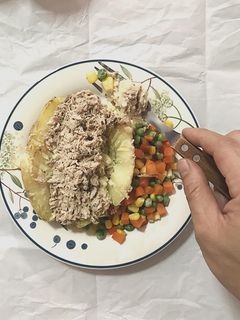 รูปของ Jacket potato with tuna mayo’ มันฝรั่งอบไมโครเวฟใส่ทูน่า