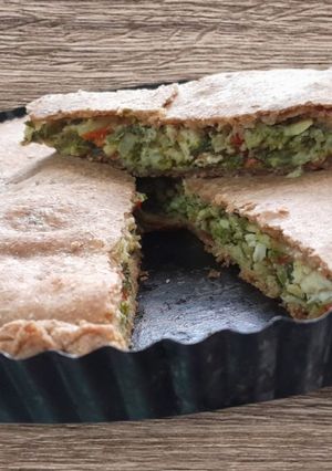 Una foto de Tarta integral, acelga, zapallito y pollo