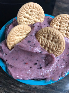 Una foto de Helado de frutos rojos SALUDABLE
