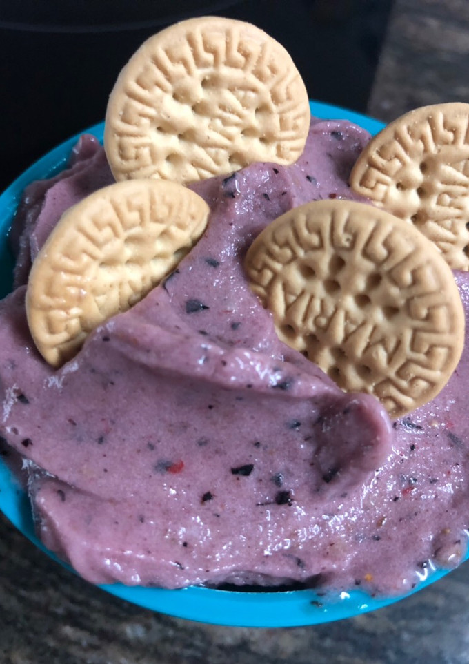 Una foto de Helado de frutos rojos SALUDABLE