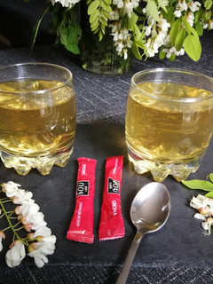 Una foto de Flores de acacia blanca (Rubinia pseudoacacia) en infusión