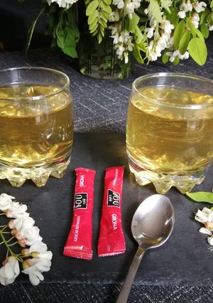 Foto principal de Flores de acacia blanca (Rubinia pseudoacacia) en infusión