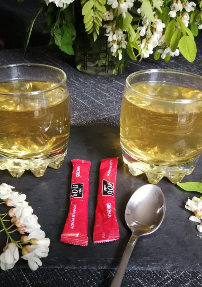 Una foto de Flores de acacia blanca (Rubinia pseudoacacia) en infusión