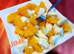 Una foto de Postre de queso fresco y persimón con miel
