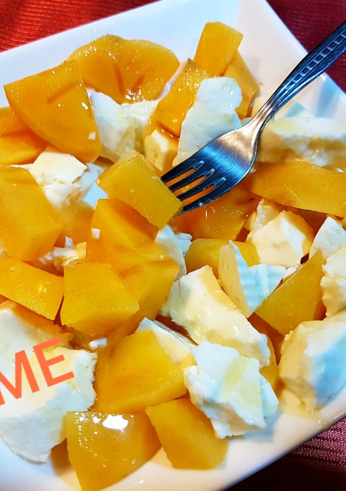 Una foto de Postre de queso fresco y persimón con miel