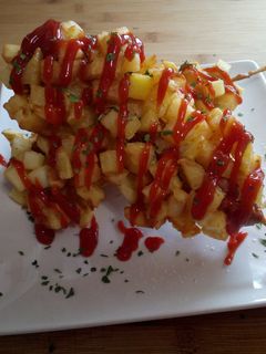 Una foto de Salchichas rebozadas en patatas fritas