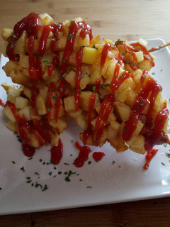 Una foto de Salchichas rebozadas en patatas fritas