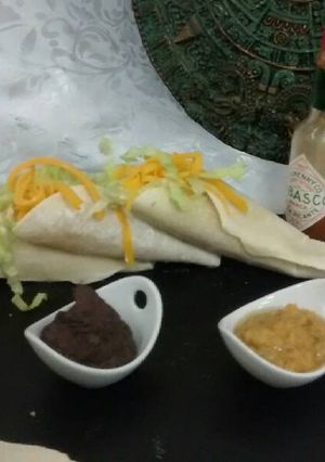 Una foto de Flautas de pollo