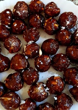 ડ્રાયફૂટ ખજૂર ના લાડુ(Dates Dryfruit laddu recipe in Gujarati) રેસીપી મુખ્ય ફોટો