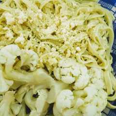 Una foto de Fideos y coliflor