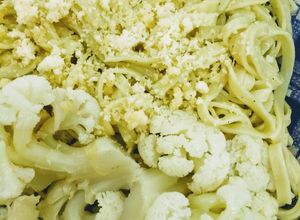 Una foto de Fideos y coliflor