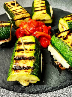 Una foto de Libritos de calabacín rellenos de cecina y queso (sin lactosa)