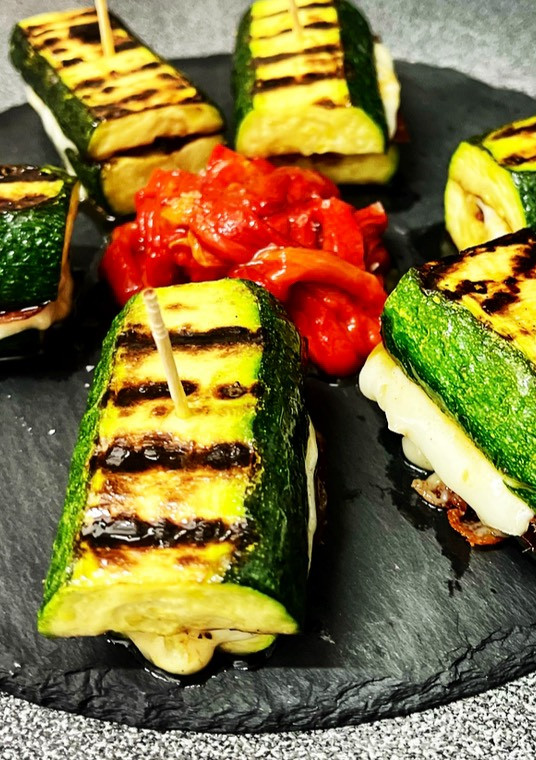 Una foto de Libritos de calabacín rellenos de cecina y queso (sin lactosa)