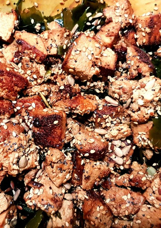Una foto de Ensalada de wakame y tofu marinado