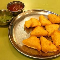 A picture of Bread pakoda.