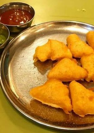 A picture of Bread pakoda.