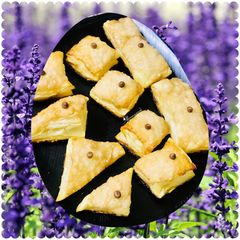 A picture of Cinnamon puff pastry bites.