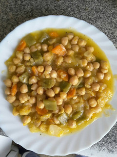 Una foto de Guiso de garbanzos y verduras
