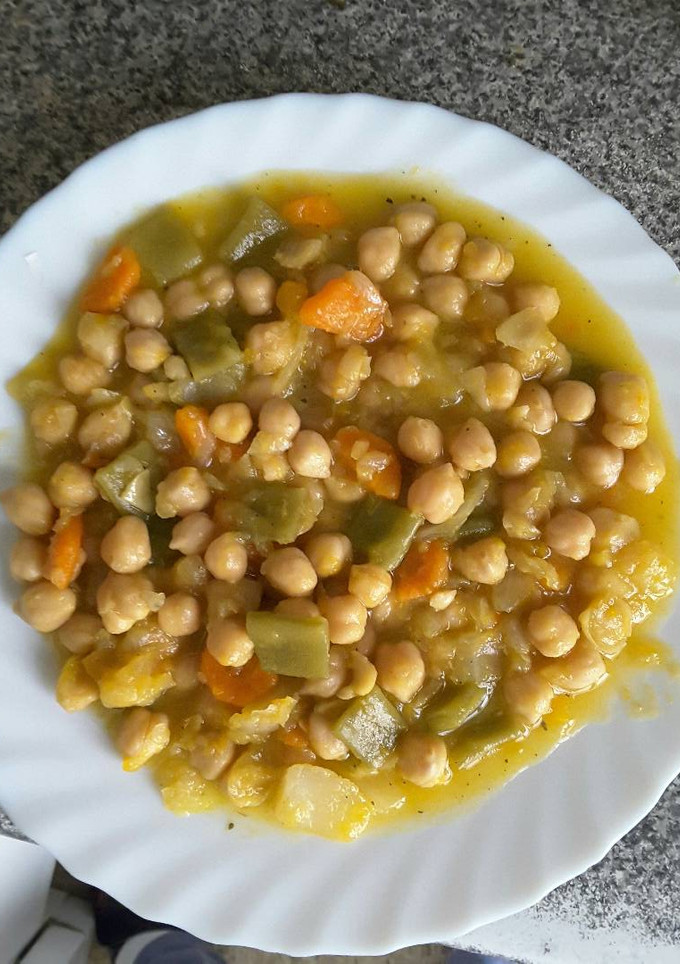 Una foto de Guiso de garbanzos y verduras