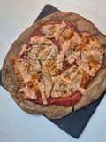 Pizza de masa de lentejas con tiras de salmón ahumado