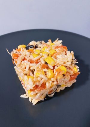 Una foto de Ensalada de Arroz y Pollo 🍚
