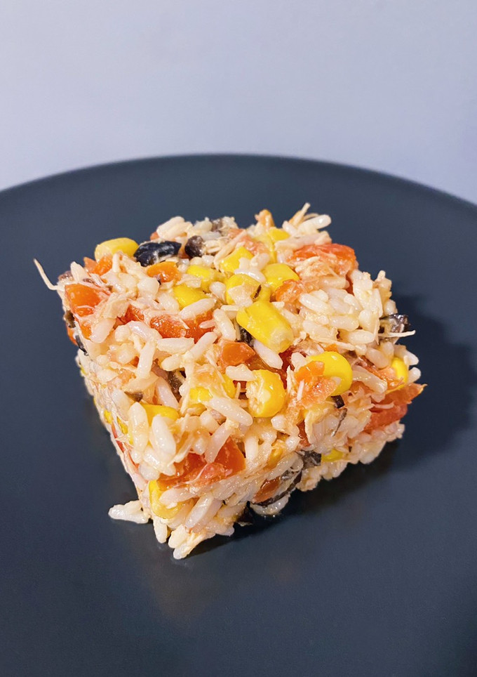 Una foto de Ensalada de Arroz y Pollo 🍚
