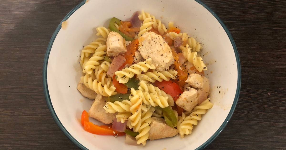 Chicken and Peppers pasta Recipe by Trevor North - Cookpad