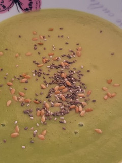 Una foto de Crema de guisantes, patatas y puerros