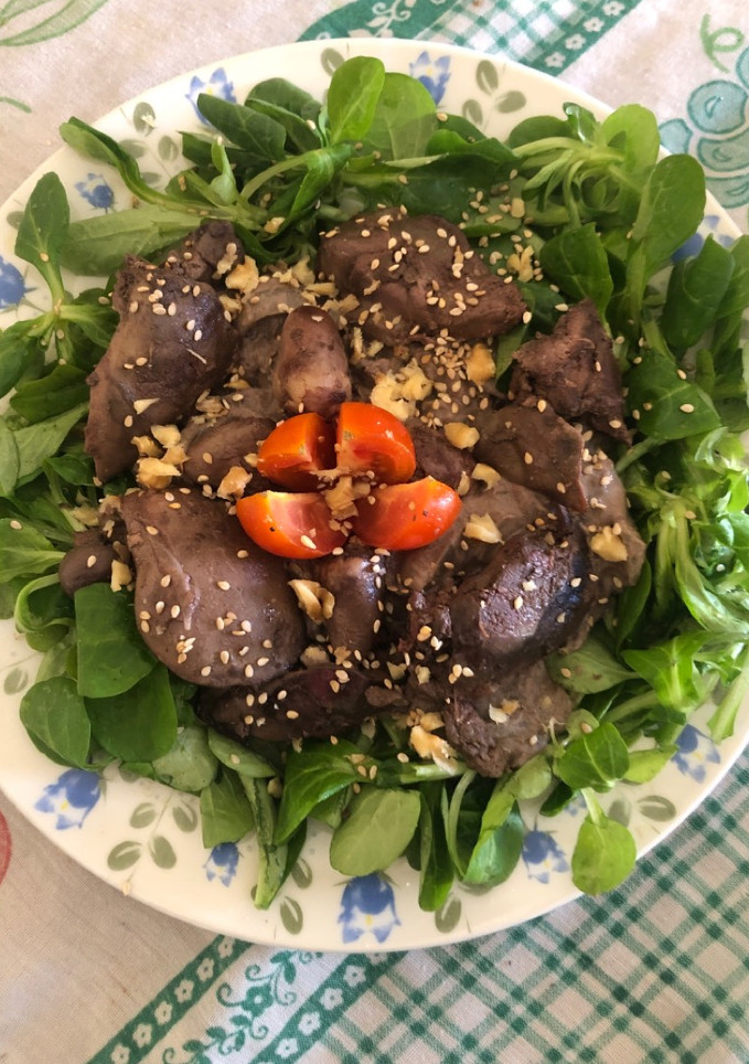 Una foto de 414. Ensalada tibia de higaditos de pollo (entrante carne)
