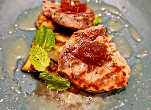 Foto di Filetto Grigliato su Melanzane alla Menta e Composta di Cipolla Rossa