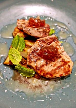 Foto di Filetto Grigliato su Melanzane alla Menta e Composta di Cipolla Rossa