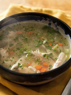 Una foto de Sopa de pollo y verduras en olla exprés o rápida