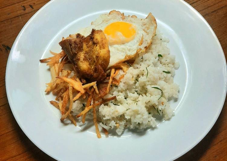 Nasi Daun Jeruk dengan Ayam Kentang Goreng Telur Mata Sapi