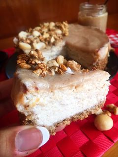 Una foto de Tarta de requesón con dulce de leche y nueces fit