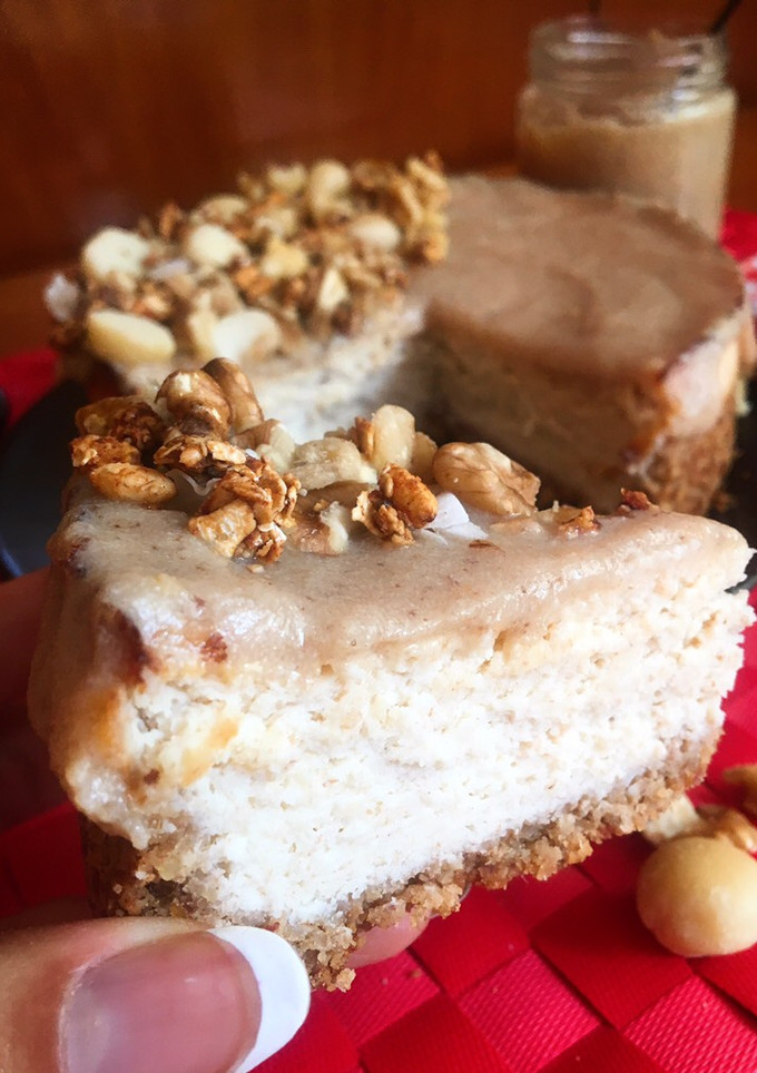 Una foto de Tarta de requesón con dulce de leche y nueces fit