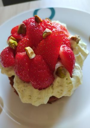 Une photo de Gourmandise pistache/chocolat/fraises à ma façon 😋