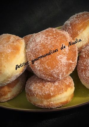 Une photo de Beignets comme à la boulangerie fourrés à la pâte à tartiner 😋😋😋