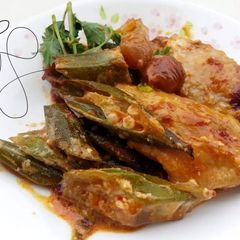 A picture of Baked Spicy Chicken And Okra In Banana Wrap.