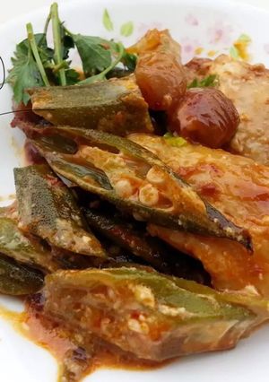 A picture of Baked Spicy Chicken And Okra In Banana Wrap.