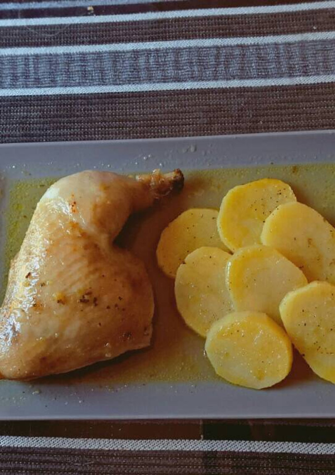 Una foto de Pollo al Horno （Como el de las pollerías）