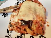 Una foto de lasagna de berenjena vegetariana