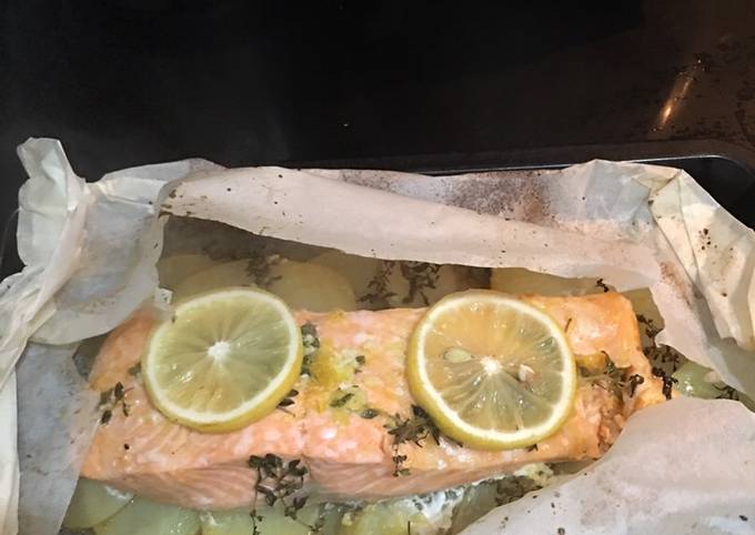 Parchment garlic butter with thyme salmon