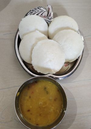 ઈડલી (Idli Recipe In Gujarati) રેસીપી મુખ્ય ફોટો